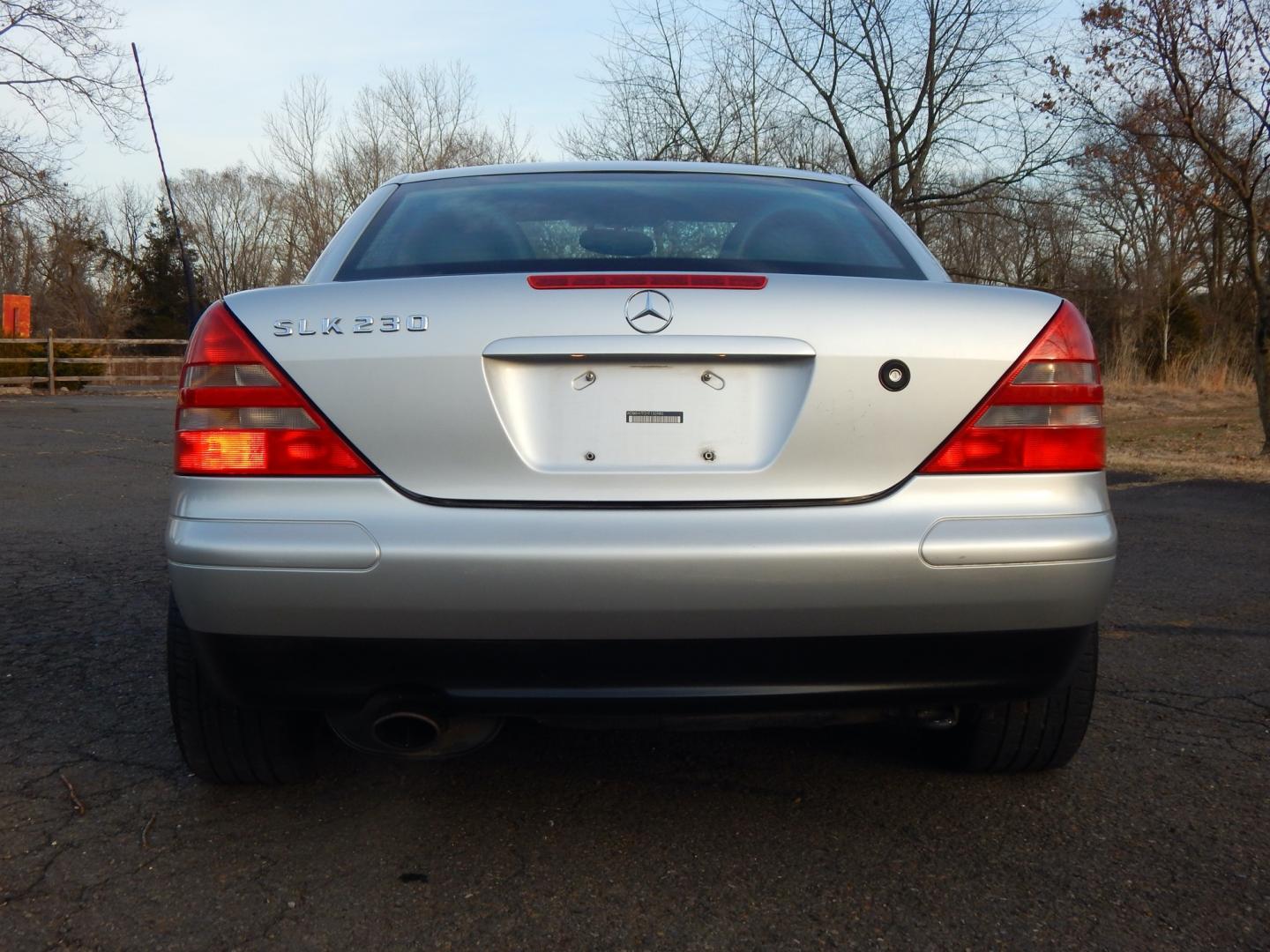 2000 Silver /Black Leather Mercedes-Benz SLK SLK230 (WDBKK47F2YF) with an 2.3L 4 cylinder supercharged engine, Automatic transmission, located at 6528 Lower York Road, New Hope, PA, 18938, (215) 862-9555, 40.358707, -74.977882 - Here we have a Mercedes SLK320 with a 2.3L 4 cylinder supercharged engine putting power to the rear wheels via an automatic transmission. Options include: black leather seats, power windows/locks/mirrors, Alpine head unit, heat/AC, tilt steering wheel, convertible hard top, cruise control, 16inch al - Photo#3